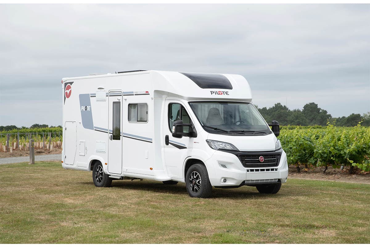 Wohnmobil Pilote P696D EXPRESSION - mit Heckbad, Ankleidebereich, großer Wohnbereich, uvm. für bis zu 4 Personen .